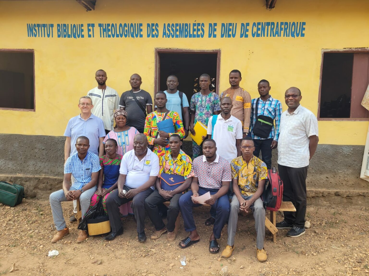 Étudiants et formateurs devant l'IBTADC
